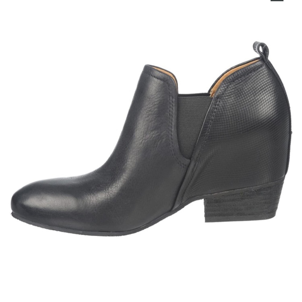 New in Box- Naya Black Leather Felix Bootie